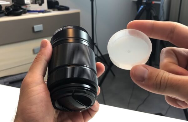 Le bouchon en plastique du Fujifilm Fujinon XC 50-230 mm f4.5-6.7 OIS II
